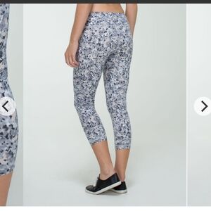 Lululemon Wunder Under CropNot So Petite Fleur Silver Spoon / Silver Spoon